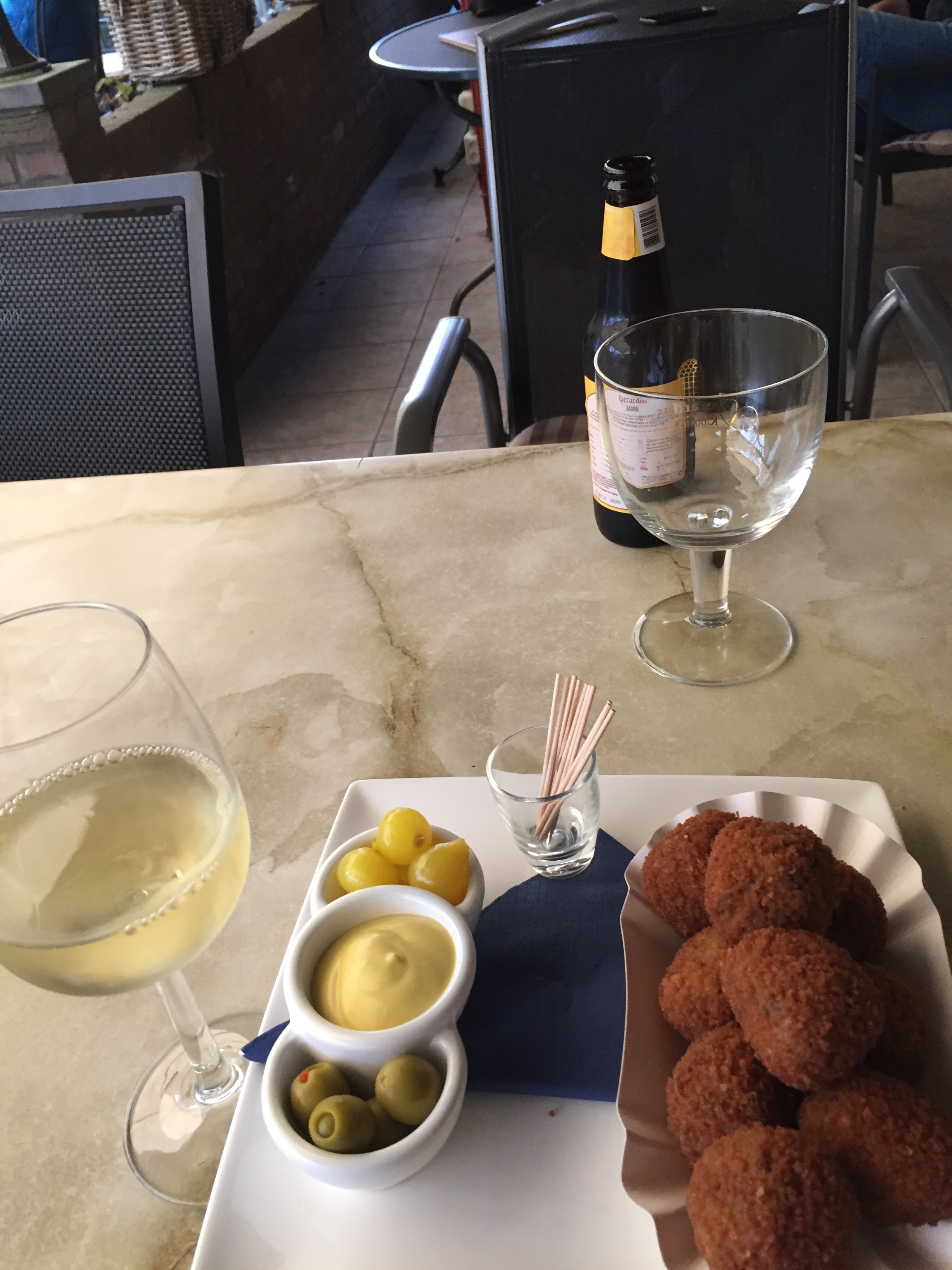 bitterballen en wijn