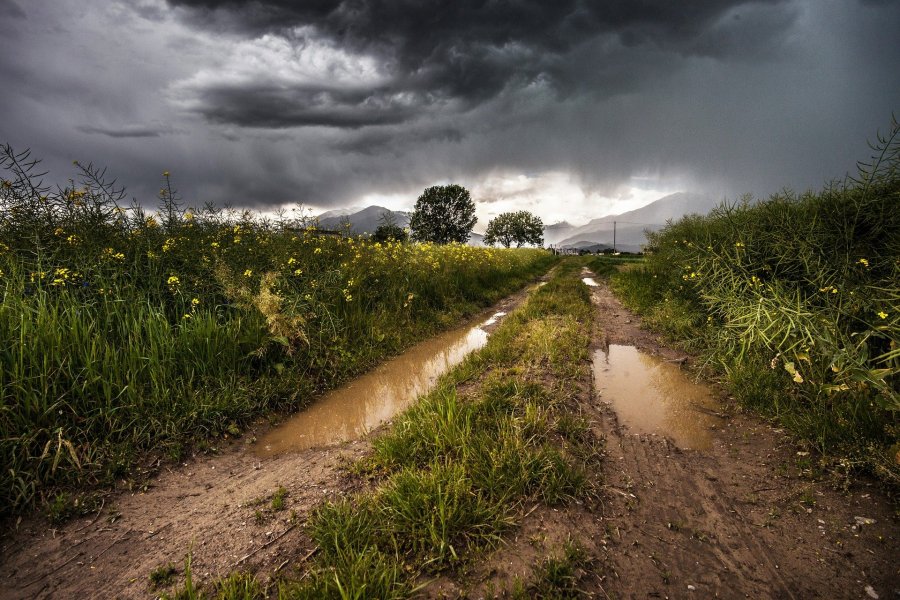 landschap regen donkere wolken platte land